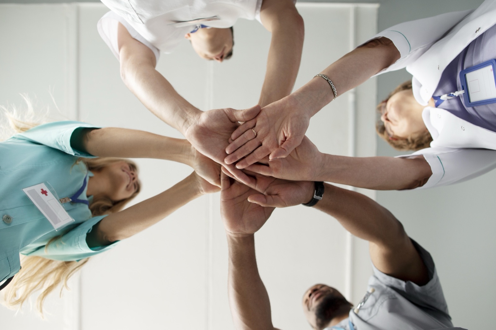 Multiprofessionelles PVE-Team legt die Hände zusammen